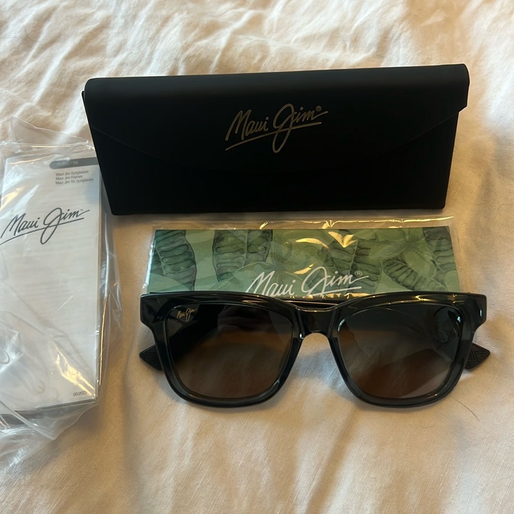 Never worn! Maui Jim Sunglasses HANOHANO in dark grey